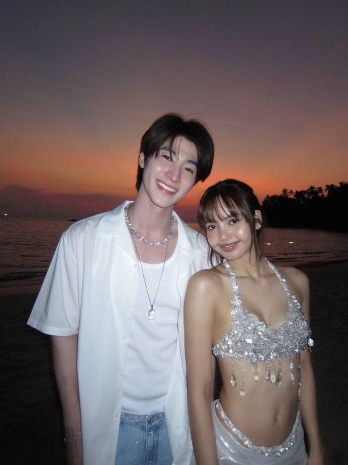 Lisa và Blue thân thiết trong tiệc sinh nhật của em út BlackPink.