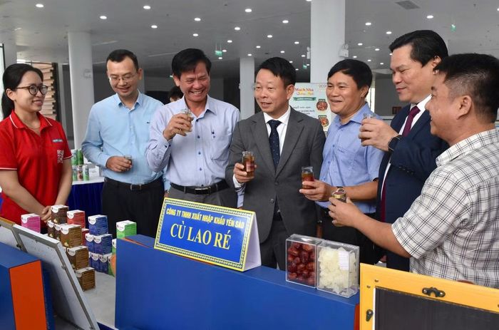 Đại biểu thưởng thức sản phẩm.