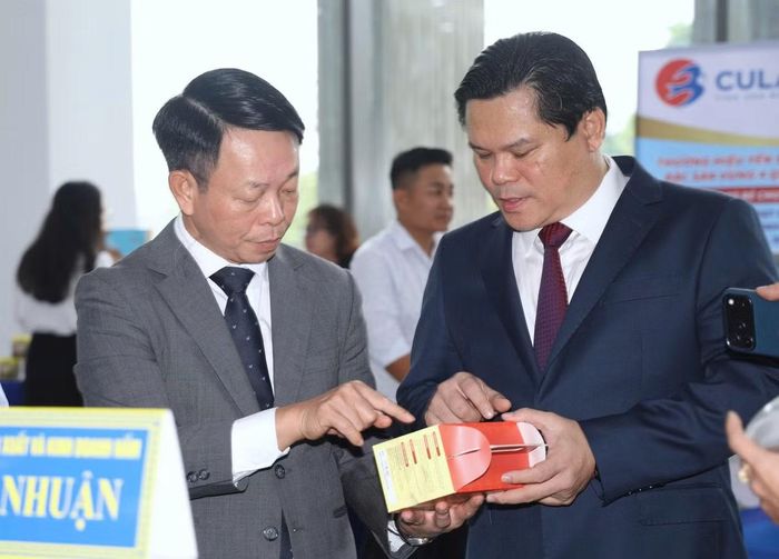 Ông Phùng Công Sưởng - Tổng Biên tập Báo Tiền Phong và ông Trần Phước Hiền - Phó Chủ tịch UBND tỉnh Quảng Ngãi - chia sẻ về một sản phẩm trưng bày tại gian hàng hội thảo.