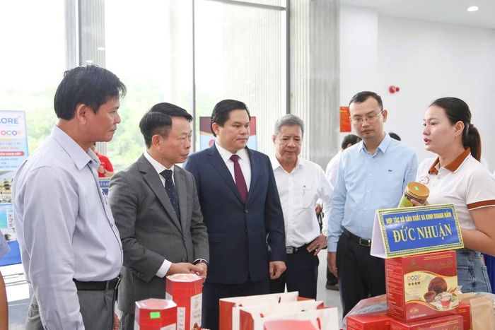 Các đại biểu nghe giới thiệu về sản vật địa phương.