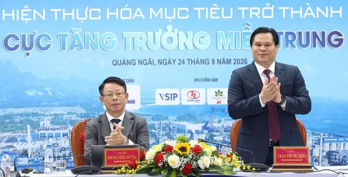 Chủ trì hội thảo là ông Phùng Công Sưởng - Tổng Biên tập Báo Tiền Phong và ông Trần Phước Hiền - Phó Chủ tịch UBND tỉnh Quảng Ngãi.