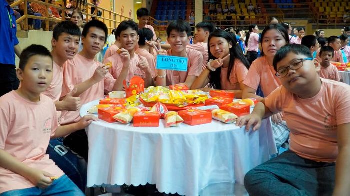 Trẻ em có hoàn cảnh đặc biệt hào hứng phá cỗ trong đêm mừng Trung thu.