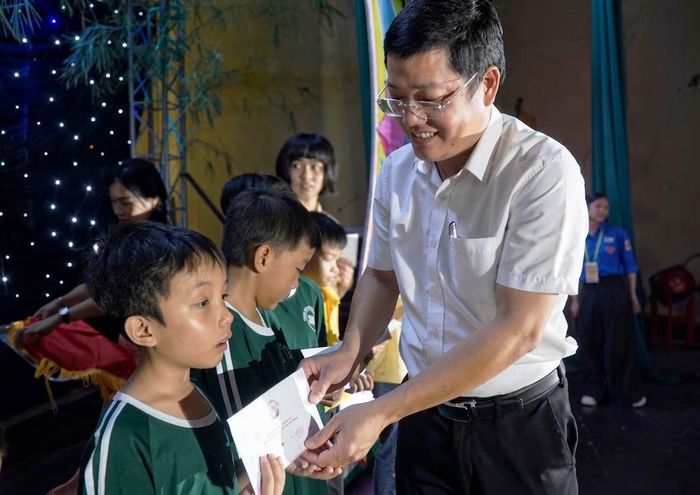 Bí thư Thành Đoàn Huế Nguyễn Thanh Hoài trao học bổng cho học sinh có hoàn cảnh khó khăn.
