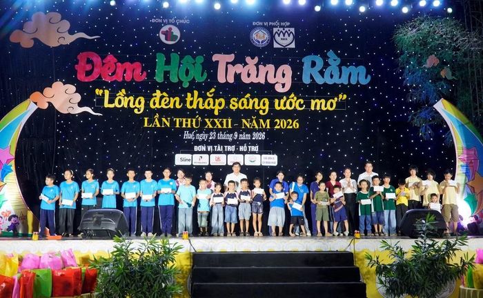 70 suất học bổng, mỗi suất trị giá 500.000 đồng, dành trao cho học sinh vượt khó học tốt trong đêm hội.