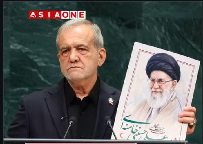 Tổng thống Iran giơ ảnh chân dung cố Lãnh tụ Tối cao Ali Khamenei khi phát biểu tại Đại hội đồng Liên Hợp Quốc