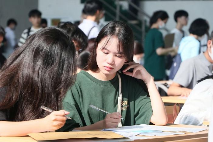 Sinh viên làm hồ sơ nhập học tại một trường đại học ở Hà Nội