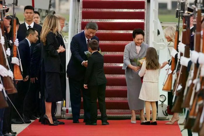 Tổng thống Mỹ Donald Trump và Phu nhân Melania Trump đón Chủ tịch Trung Quốc Tập Cận Bình và Phu nhân Bành Lệ Viên tại sân bay. (Ảnh: Reuters)
