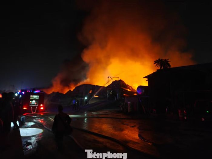  Lửa bùng phát dữ dội bên trong kho xưởng. 