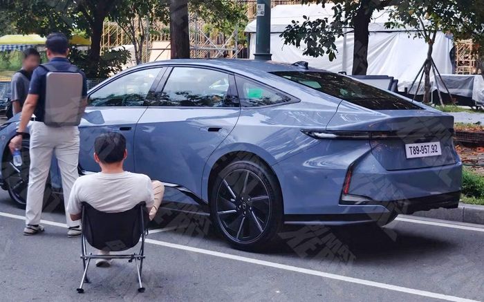 Lexus ES đời mới sẽ có cả bản hybrid và bản điện, dự kiến ra mắt tháng 10. Ảnh: BMXB