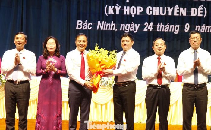 Lãnh đạo thành phố Bắc Ninh tặng hoa chúc mừng ông Trường (thứ 3 bên trái). Ảnh: Nguyễn Thắng.