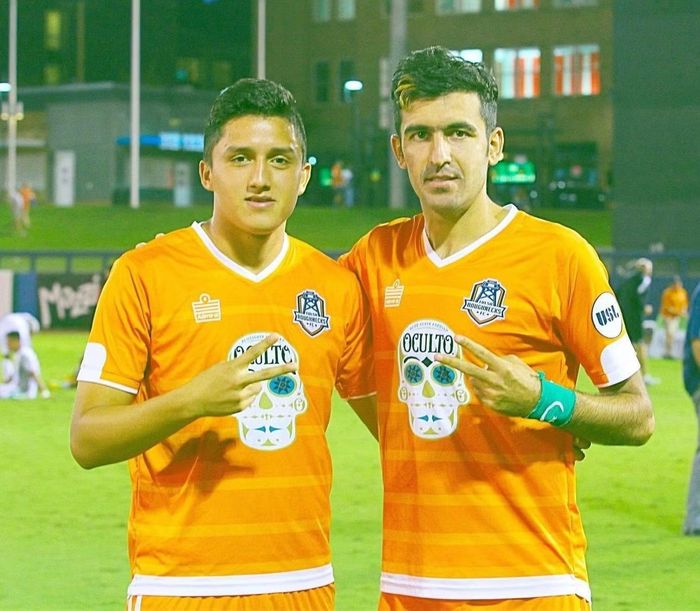 Kaleemullah Khan (phải) thường xuyên thi đấu phong trào trong thời gian qua