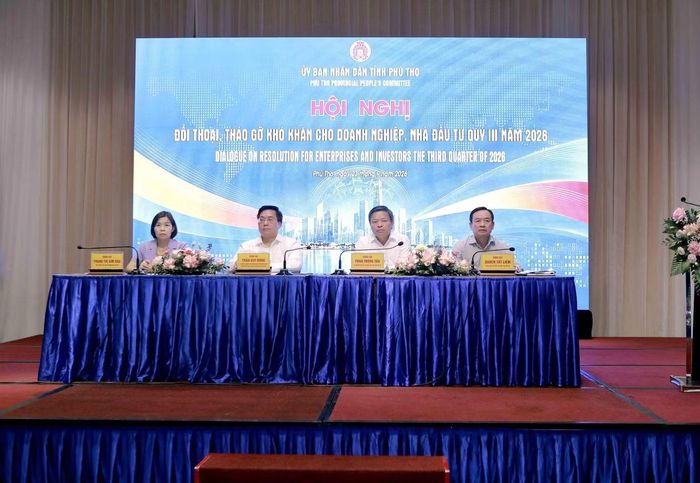 Chủ tịch UBND tỉnh Trần Duy Đông và các Phó Chủ tịch UBND tỉnh Phan Trọng Tấn, Quách Tất Liêm, Phùng Thị Kim Nga điều hành hội nghị đối thoại