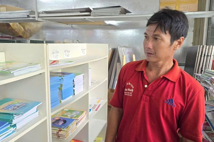 Anh Lê Văn Liêm lặn lội vượt chặng đường hơn 60km tới Rạch Giá tìm mua sách giáo khoa cho con, nhưng một số đầu sách anh cần đã hết hàng từ lâu.