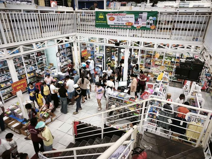 Một số nhà sách lớn ở phường Rạch Giá vẫn tấp nập phụ huynh đến tìm mua sách giáo khoa, sách bài tập cho con, nhưng nhiều đầu sách vẫn chưa có hàng về.