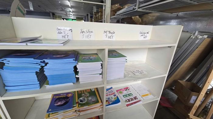 Đã gần 1 tháng bắt đầu năm học mới, nhiều phụ huynh ở An Giang vẫn phải ngược xuôi đi tìm mua sách giáo khoa, sách bài tập cho con học, nhưng chỉ nhận về những thông báo "hết sách". Ảnh thông báo hết sách giáo khoa một số môn tại nhà sách ở Rạch Giá ngày 23/9. Ảnh: Nhật Huy