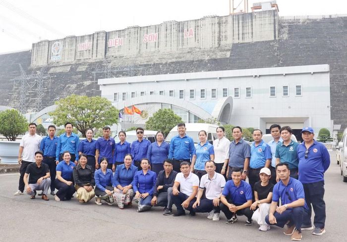 Đoàn Thanh niên tỉnh Bò Kẹo và tỉnh Luông Nậm Thà tham quan Nhà máy Thủy điện Sơn La.