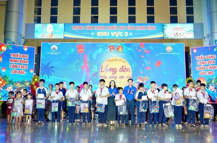 Anh Trần Ngọc Nam - Ủy viên BTV Trung ương Đoàn, Tỉnh ủy viên, Bí thư Tỉnh Đoàn Ninh Bình và chị Lê Thị Mai Phương - Phó Bí thư Tỉnh Đoàn, Chủ tịch Hội đồng Đội tỉnh Ninh Bình trao các phần quà cho các em thiếu nhi.
