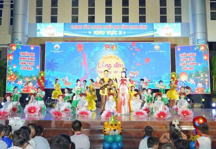 Chương trình với nhiều tiết mục đặc sắc, thu hút đông đảo các em thiếu nhi tham gia.