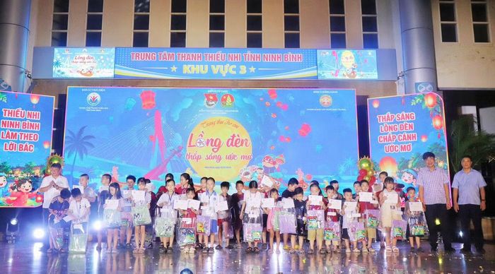 Ban Tổ chức đã trao nhiều phần quà, thể hiện sự quan tâm, sẻ chia và chung tay của cộng đồng đối với thế hệ tương lai.