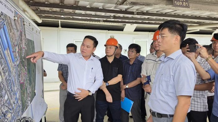 Phó Chủ tịch UBND tỉnh Quảng Ngãi Đỗ Tâm Hiển (bìa phải) kiểm tra thực tế, chỉ đạo tháo gỡ vướng mắc tại một dự án trên địa bàn KKT Dung Quất.