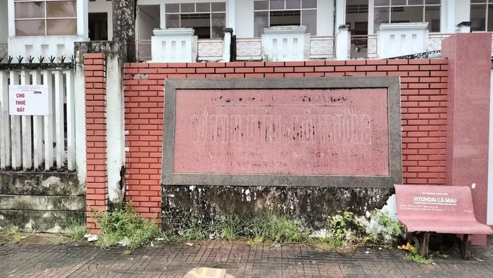 Trụ sở cũ Sở Tài nguyên và Môi trường Cà Mau tại số 69 đường Phan Ngọc Hiển đã cho một bệnh viện tư nhân thuê khai thác.