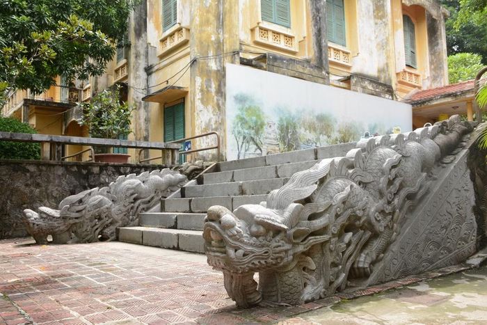 Hiện nay điện Kính Thiên chỉ còn nền cũ và các bậc thềm rồng đá.