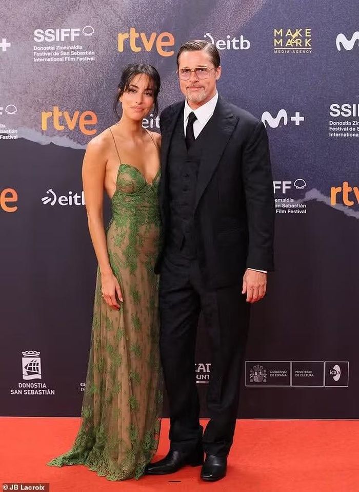 Brad Pitt và Ines tình tứ trên thảm đỏ.