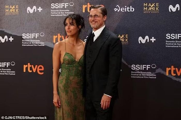 Brad Pitt và Ines ngày càng gắn bó.