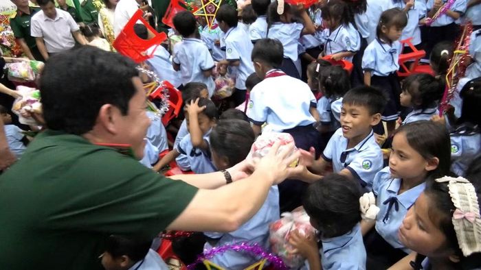 Các em hào hứng nhận quà.