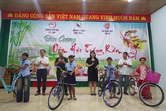 Các em được nhận những món quà ý nghĩa.