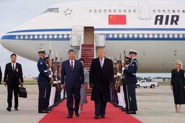 Tổng thống Mỹ Donald Trump đón Chủ tịch Trung Quốc Tập Cận Bình tại sân bay. (Ảnh: Reuters)