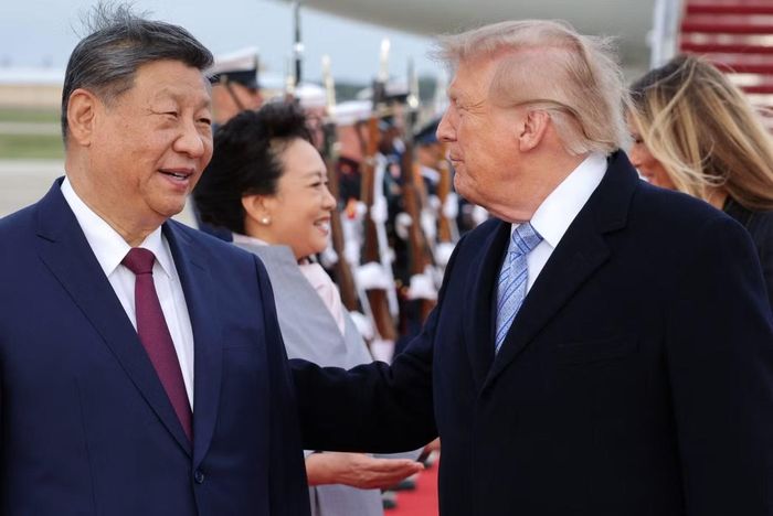 Tổng thống Mỹ Donald Trump và Chủ tịch Trung Quốc Tập Cận Bình chào hỏi nhau tại sân bay. (Ảnh: Reuters)