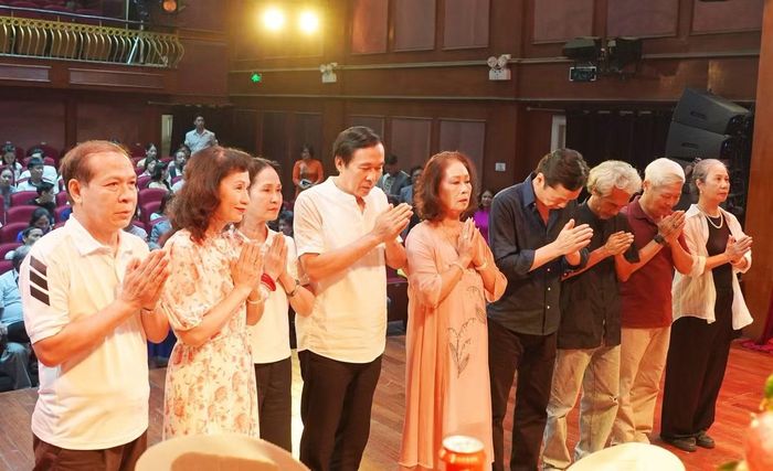Nhiều nghệ sĩ gạo cội trở về Nhà hát Kịch Việt Nam trong dịp giỗ Tổ nghề sân khấu.