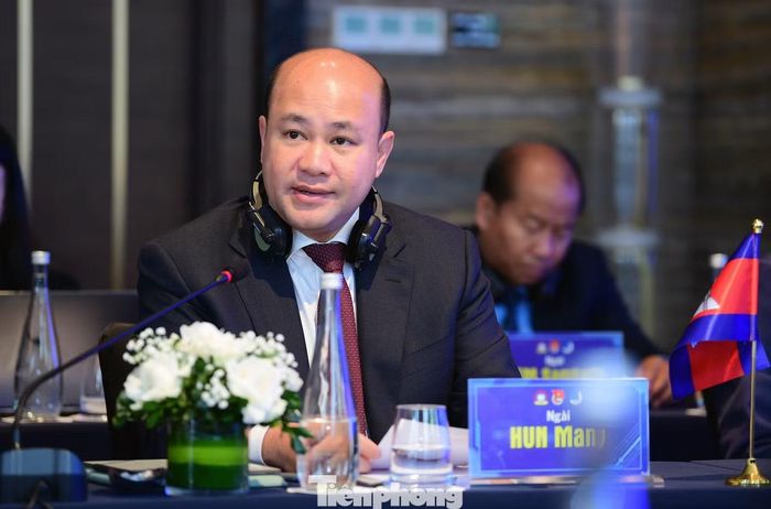 Ông Hun Many trao đổi tại hội đàm.