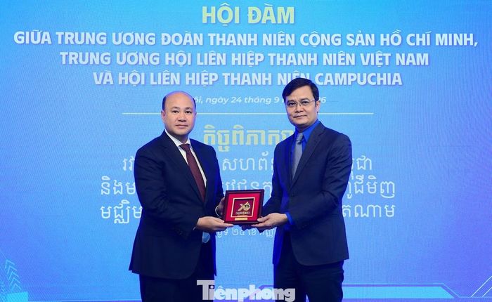 Bí thư thứ nhất T.Ư Đoàn Bùi Quang Huy tặng biểu trưng Đại hội Đoàn toàn quốc lần thứ XIII tới Phó Thủ tướng, Chủ tịch Hội LHTN Campuchia Hun Many