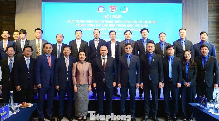 Đại biểu lãnh đạo hai đoàn chụp ảnh lưu niệm.