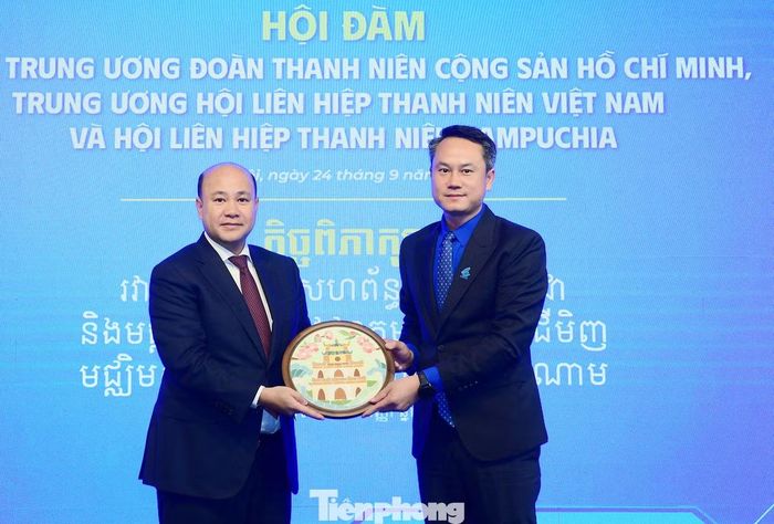 Bí thư T.Ư Đoàn, Chủ tịch T.Ư Hội LHTN Việt Nam Nguyễn Kim Quy tặng quà lưu niệm Phó Thủ tướng, Chủ tịch Hội LHTN Campuchia Hun Many. Ảnh: Xuân Tùng