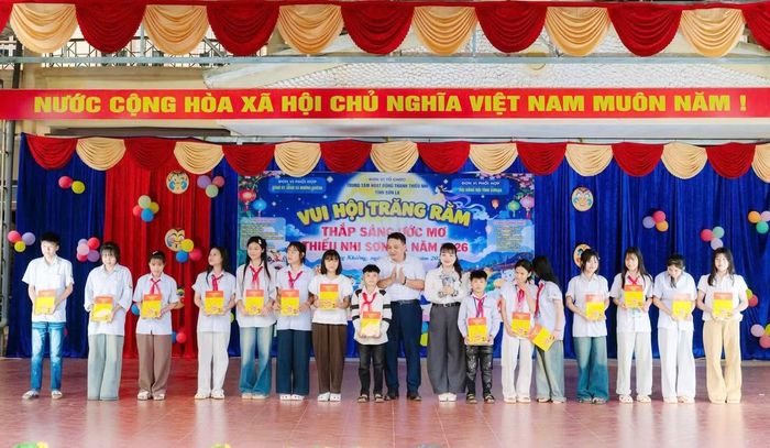 Các nhà tài trợ trao quà, học bổng cho học sinh có hoàn cảnh khó khăn.