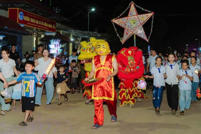 Các cháu thiếu nhi cùng Chú Cuội rước đèn ông sao trong không khí vui tươi của Tết Trung thu.