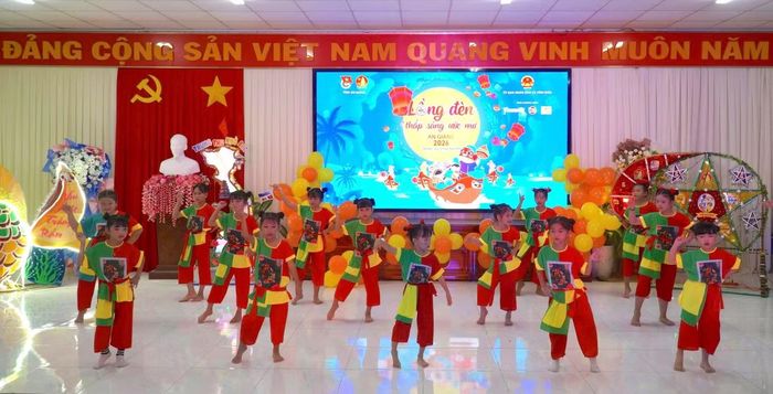Tiết mục văn nghệ của thiếu nhi tại chương trình “Lồng đèn thắp sáng ước mơ” Trung thu năm 2026 tại xã Vĩnh Điều, tỉnh An Giang.