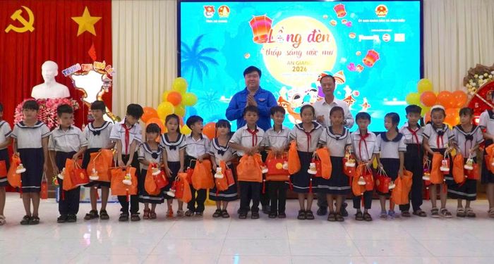 Anh Dư Phạm Hữu Khuyến - Phó Bí thư Tỉnh Đoàn An Giang, tặng quà Trung thu cho các em thiếu nhi.