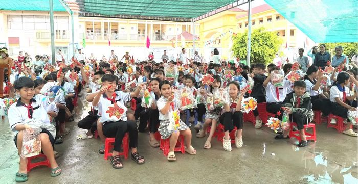  Các em thiếu nhi vui mừng nhận quà Trung thu tại chương trình do Tỉnh Đoàn An Giang tổ chức. 
