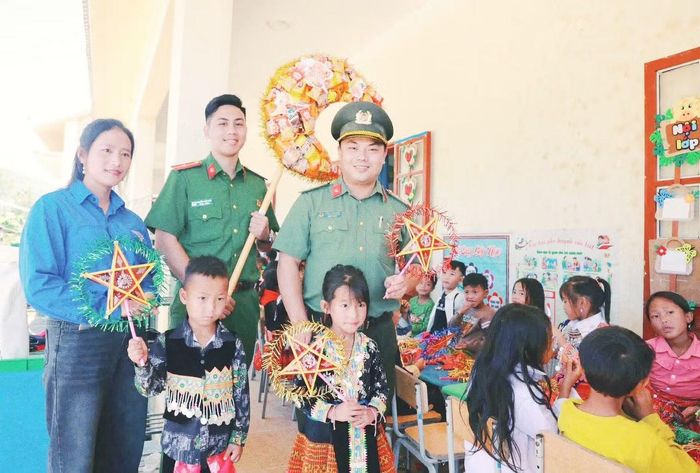 Trao quà Trung thu cho trẻ em bản Làng Sáng, xã Tà Xùa.