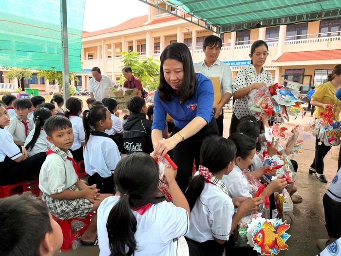 Chị Hồ Thị Hồng Phướng - Phó Bí thư Tỉnh Đoàn An Giang tặng quà Trung thu cho các em thiếu nhi.