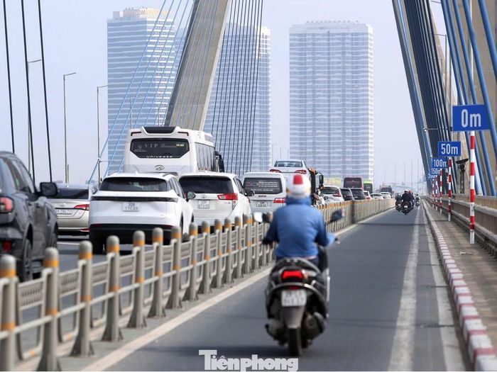 Hệ thống biển báo khoảng cách được lắp dọc lan can cầu phía bên phải theo chiều di chuyển của phương tiện. Khoảng cách 0m, 50m, 100m, 150m, và 200m.