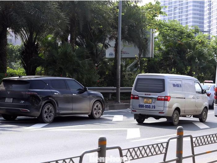 Vạch khoảng cách nằm ở tim làn đường dành cho ô tô, tương ứng với các biển báo được đặt bên tay phải.
