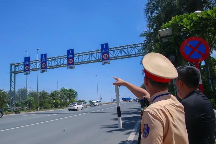 Liên ngành thống nhất giải pháp bổ sung hệ thống biển cảnh báo khoảng cách, điều chỉnh quy định tốc độ trên từng làn xe, đồng thời bổ sung hệ thống phản quang và sơn lại vạch đường.