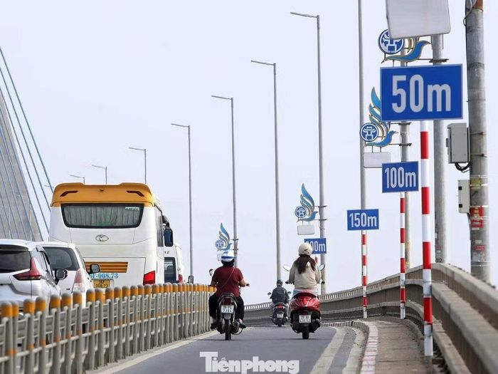 Trước đó, đầu tháng 9/2026, Phòng Cảnh sát giao thông, Công an TP Hà Nội phối hợp với các đơn vị thuộc Sở Xây dựng khảo sát thực địa tại cầu Nhật Tân và thống nhất phương án điều chỉnh hạ tầng, nhằm phòng ngừa tai nạn liên hoàn, bảo đảm an toàn giao thông trên tuyến.