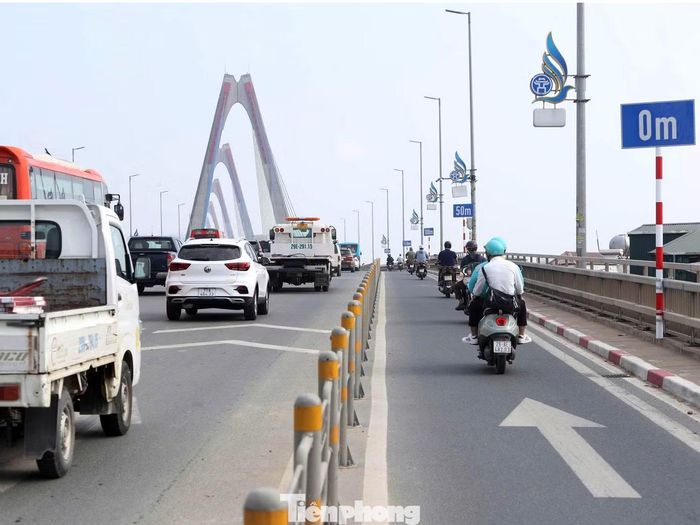 Các vạch khoảng cách được kẻ trên làn ô tô.