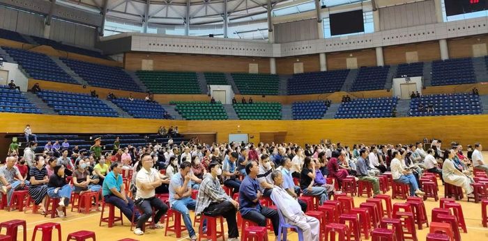 Các bị hại, người có quyền lợi, nghĩa vụ liên quan dự phiên tòa tại điểm cầu Cung thể thao Tiên Sơn.